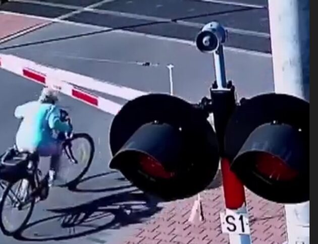 Rowerzystka wjechała na przejazd mimo czerwonego światła. Szlaban uderzył ją w głowę. Rząd zaostrza kary, a PKP apeluje o ostrożność. fot: PKP