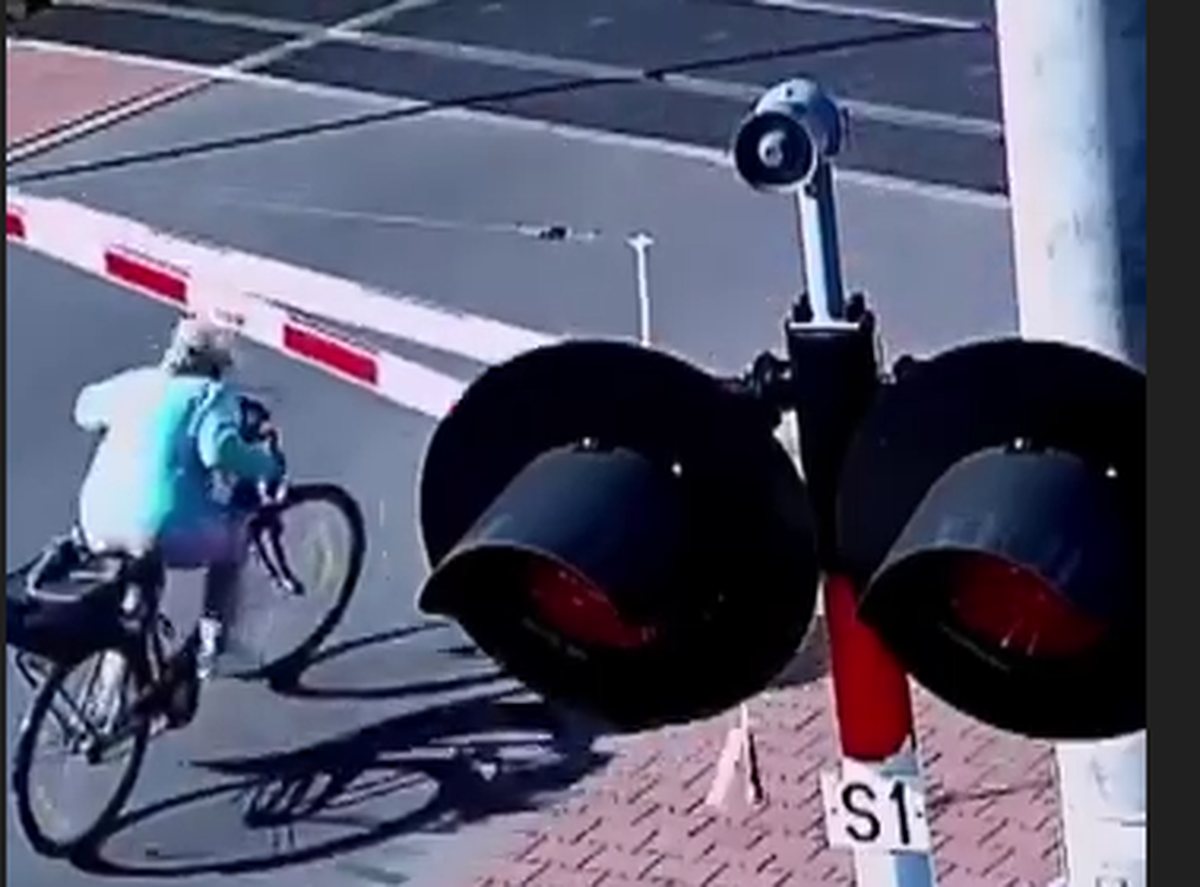 Rowerzystka wjechała na przejazd mimo czerwonego światła. Szlaban uderzył ją w głowę. Rząd zaostrza kary, a PKP apeluje o ostrożność. fot: PKP