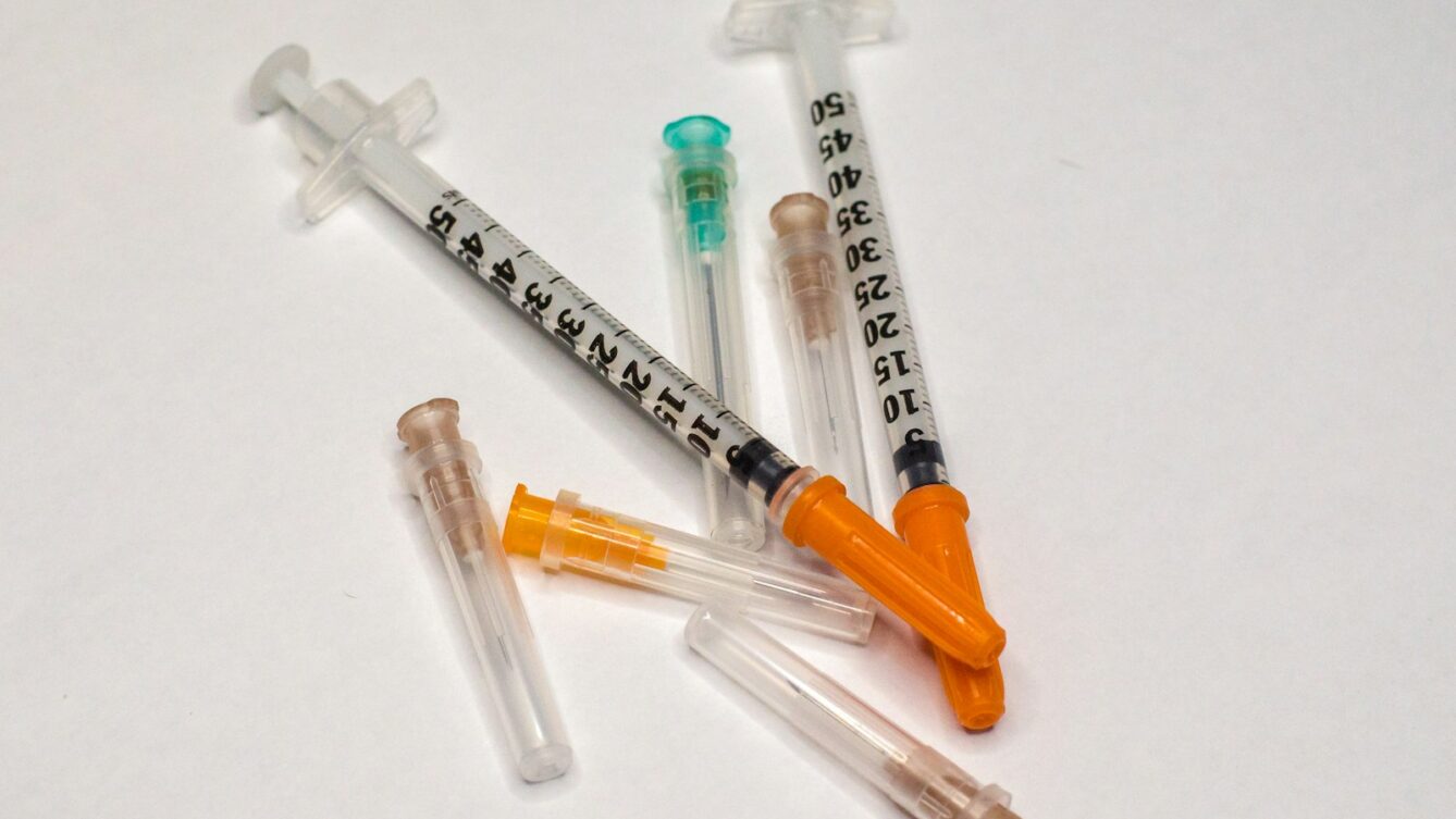 W Polsce zaczynają pojawiać się czerwone pojemniki na odpady medyczne. Sprawdź, co można do nich wrzucać i gdzie oddać pełny pojemnik. Odpady medyczne. fot.: Diamond Rehab Thailand