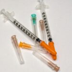 W Polsce zaczynają pojawiać się czerwone pojemniki na odpady medyczne. Sprawdź, co można do nich wrzucać i gdzie oddać pełny pojemnik. Odpady medyczne. fot.: Diamond Rehab Thailand