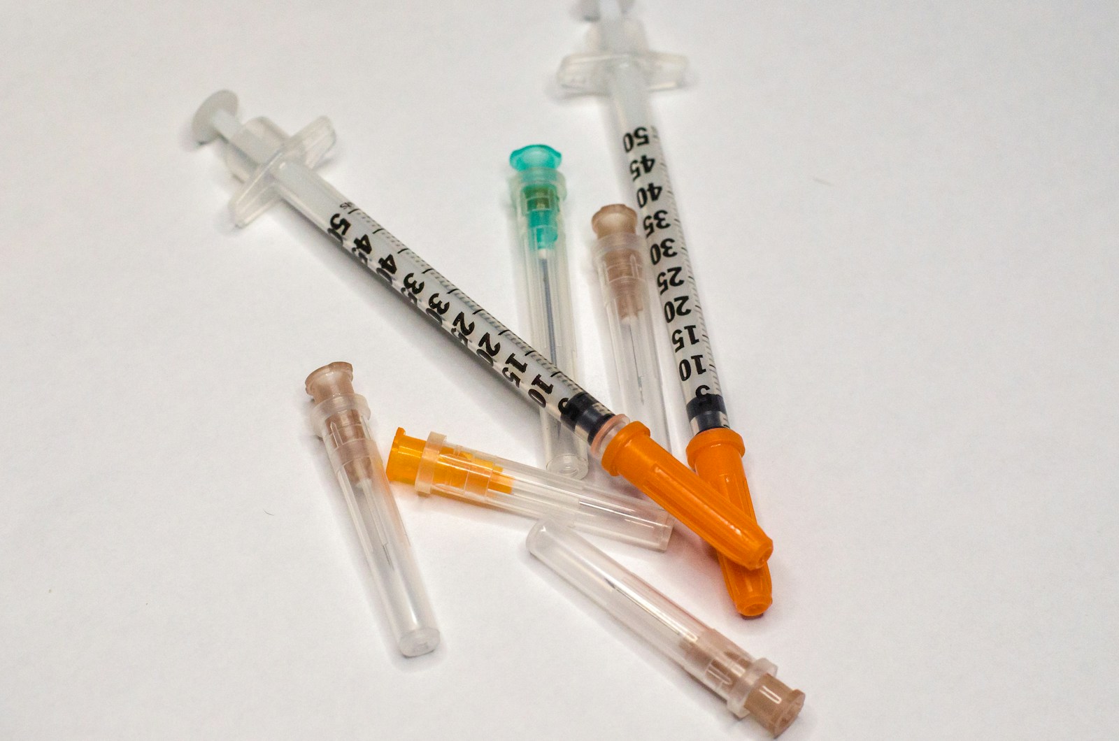 W Polsce zaczynają pojawiać się czerwone pojemniki na odpady medyczne. Sprawdź, co można do nich wrzucać i gdzie oddać pełny pojemnik. Odpady medyczne. fot.: Diamond Rehab Thailand