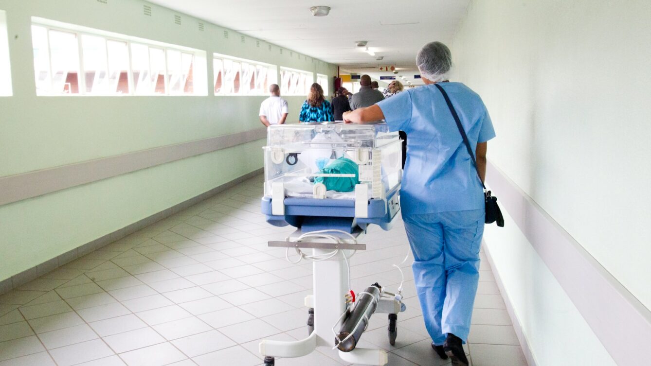 RSV u dzieci może prowadzić do ciężkiej choroby i hospitalizacji. W 2025 r. do szpitali trafiło w Polsce niemal 15 tys. dzieci do 2 lat. Hush Naidoo Jade Photography/Unsplash