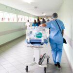 RSV u dzieci może prowadzić do ciężkiej choroby i hospitalizacji. W 2025 r. do szpitali trafiło w Polsce niemal 15 tys. dzieci do 2 lat. Hush Naidoo Jade Photography/Unsplash