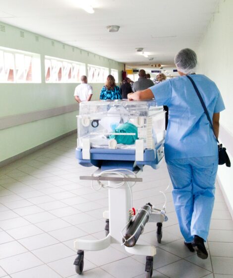 RSV u dzieci może prowadzić do ciężkiej choroby i hospitalizacji. W 2025 r. do szpitali trafiło w Polsce niemal 15 tys. dzieci do 2 lat. Hush Naidoo Jade Photography/Unsplash