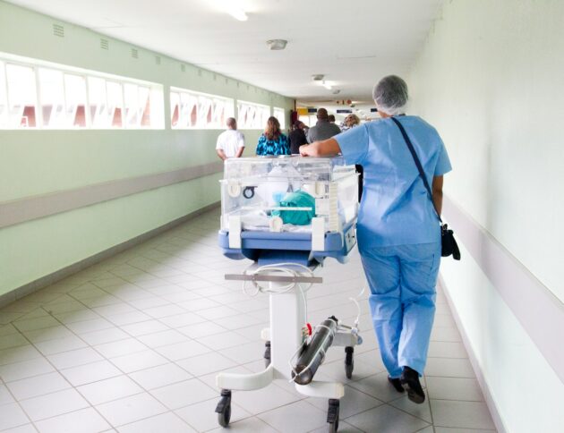 RSV u dzieci może prowadzić do ciężkiej choroby i hospitalizacji. W 2025 r. do szpitali trafiło w Polsce niemal 15 tys. dzieci do 2 lat. Hush Naidoo Jade Photography/Unsplash
