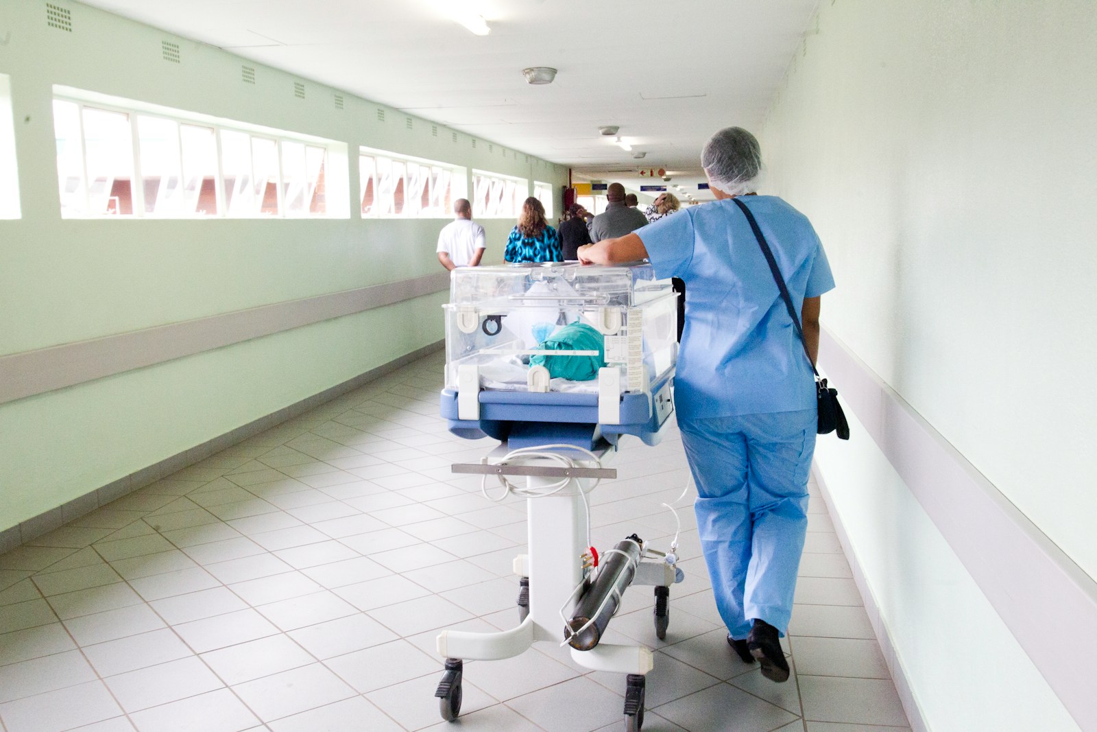 RSV u dzieci może prowadzić do ciężkiej choroby i hospitalizacji. W 2025 r. do szpitali trafiło w Polsce niemal 15 tys. dzieci do 2 lat. Hush Naidoo Jade Photography/Unsplash