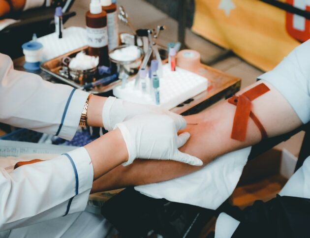 21 mln Polaków może mieć za wysoki cholesterol. Trwa kampania „Cholesterol. Poznaj swoje liczby”. Eksperci zachęcają do badań. fot: Nguyễn Hiệp/Unsplash