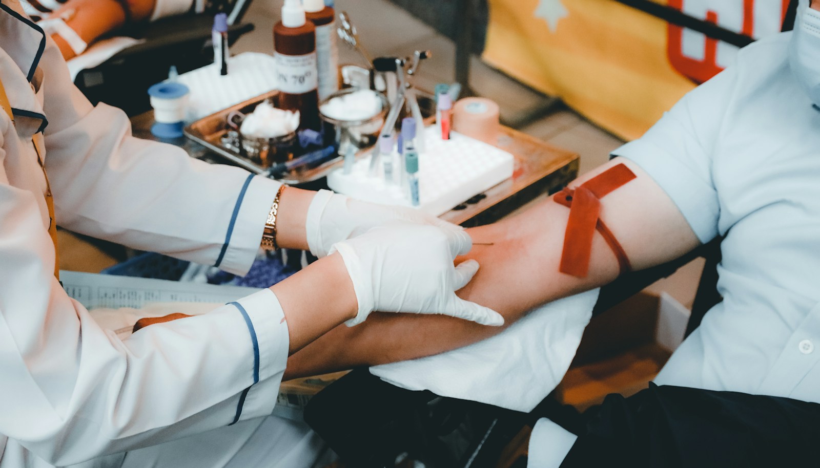 21 mln Polaków może mieć za wysoki cholesterol. Trwa kampania „Cholesterol. Poznaj swoje liczby”. Eksperci zachęcają do badań. fot: Nguyễn Hiệp/Unsplash