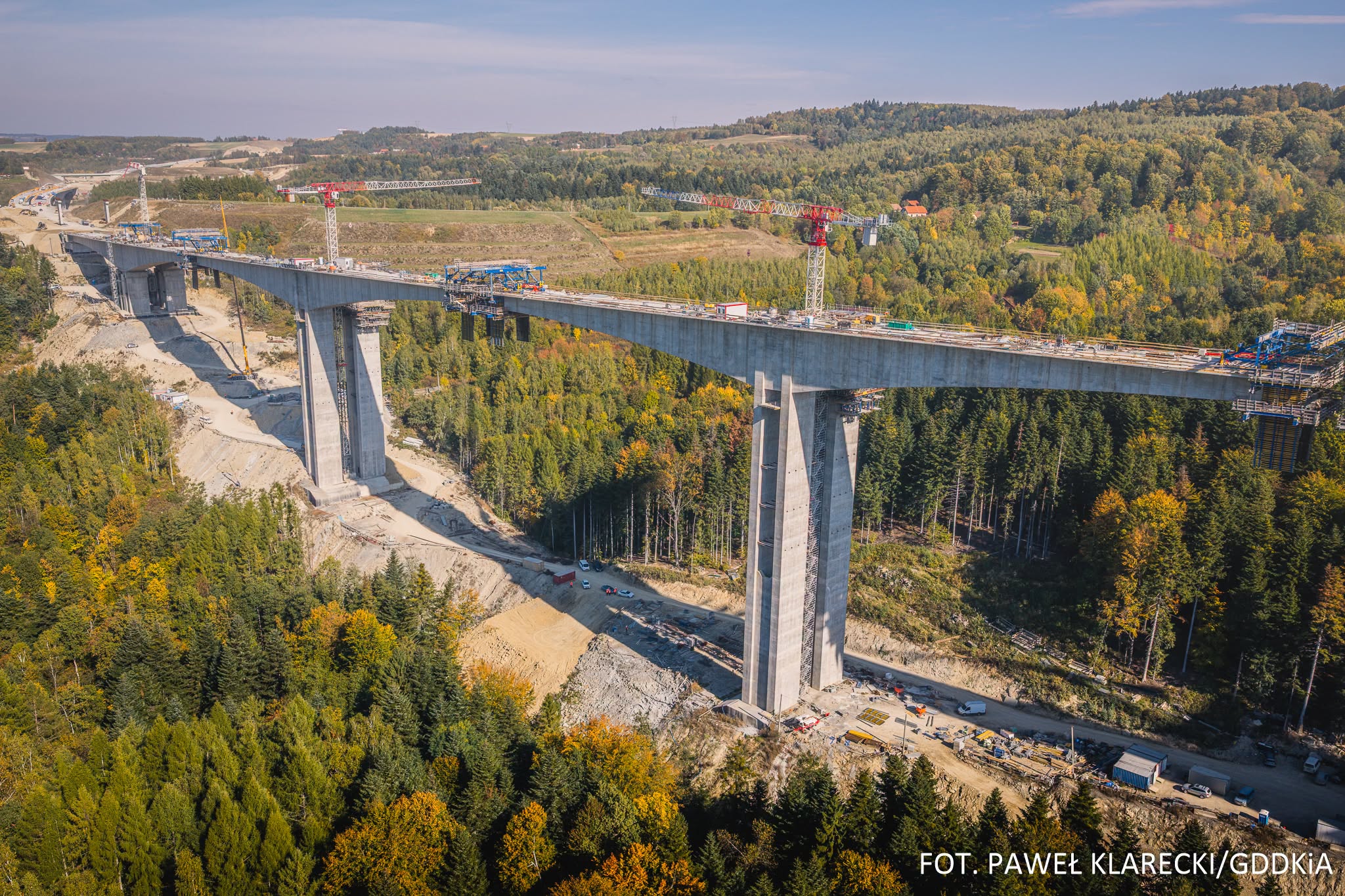 Najwyższa estakada w Polsce powstaje na S19. Będzie miała 80 m wysokości. Sprawdź, jak ją budują, ile kosztuje trasa i kiedy będzie gotowa. Fot: GDDKiA