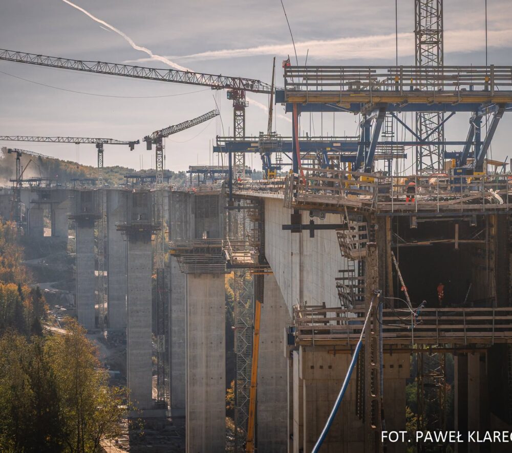 Najwyższa estakada w Polsce powstaje na S19. Będzie miała 80 m wysokości. Sprawdź, jak ją budują, ile kosztuje trasa i kiedy będzie gotowa. Fot: GDDKiA