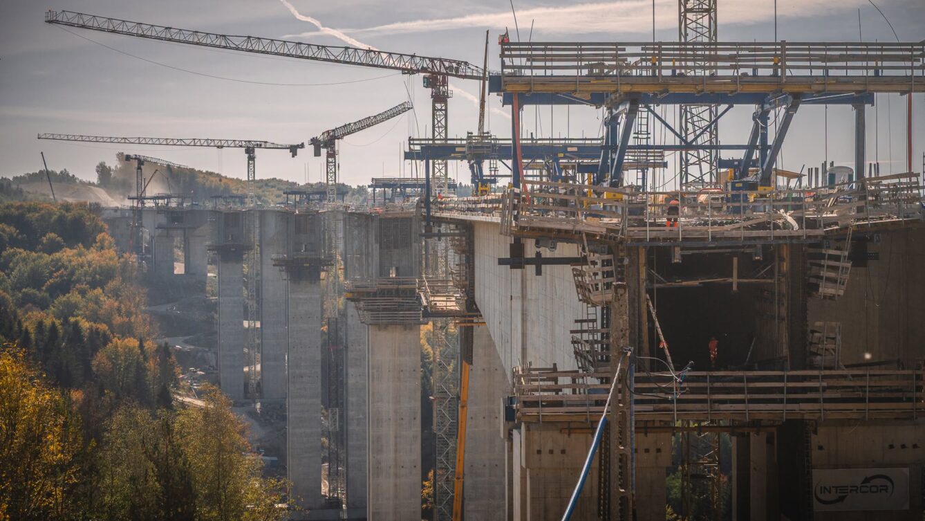 Najwyższa estakada w Polsce powstaje na S19. Będzie miała 80 m wysokości. Sprawdź, jak ją budują, ile kosztuje trasa i kiedy będzie gotowa. Fot: GDDKiA