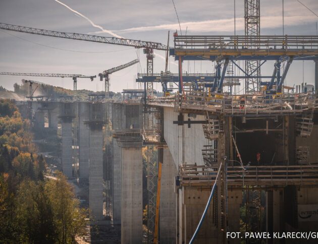 Najwyższa estakada w Polsce powstaje na S19. Będzie miała 80 m wysokości. Sprawdź, jak ją budują, ile kosztuje trasa i kiedy będzie gotowa. Fot: GDDKiA