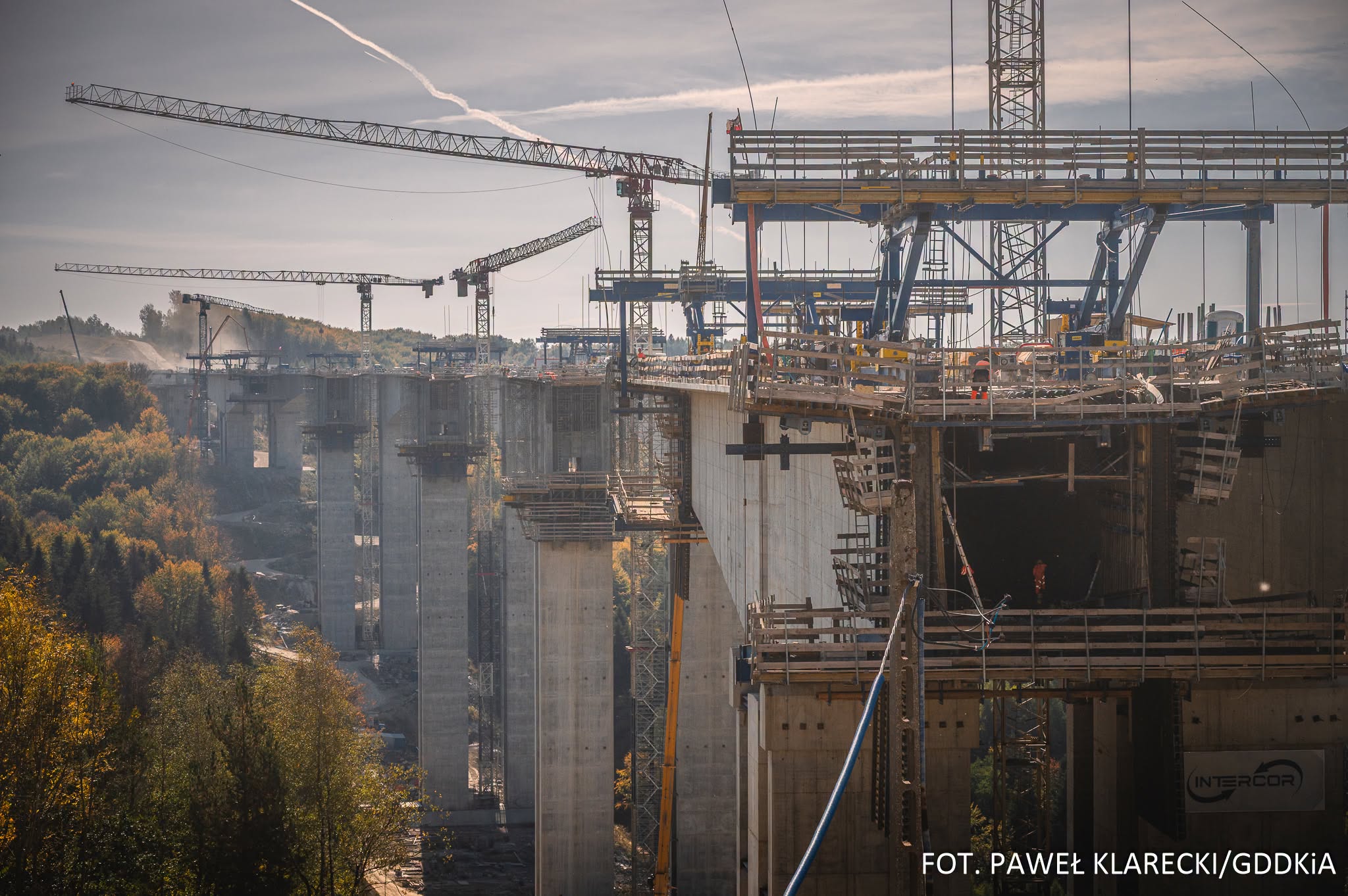 Najwyższa estakada w Polsce powstaje na S19. Będzie miała 80 m wysokości. Sprawdź, jak ją budują, ile kosztuje trasa i kiedy będzie gotowa. Fot: GDDKiA