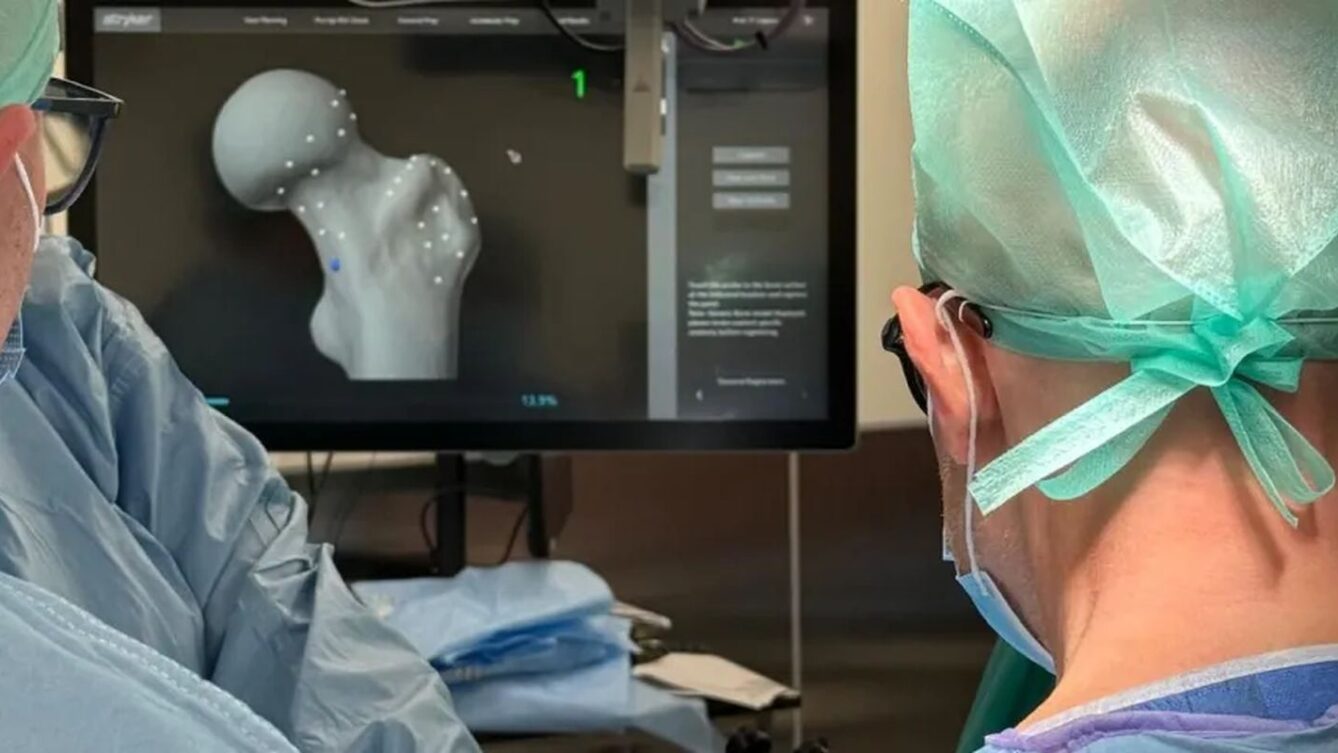 Jak wygląda operacja endoprotezy biodra? Prof. Paweł Łęgosz tłumaczy, jak wszczepia się sztuczny staw, w czym pomaga robot i kiedy pacjent zaczyna chodzić. WUM - mat. pras.