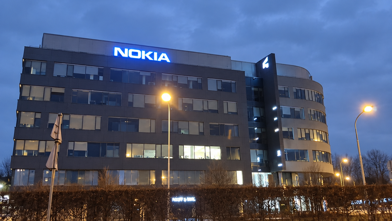 Biurowiec Nokia o świcie.  Nokia planuje zwolnić około 252 osoby w Polsce. Związkowa Alternatywa zarzuca firmie łamanie prawa pracy. UOKiK nadal prowadzi postępowanie. Fot: Fakty Plus