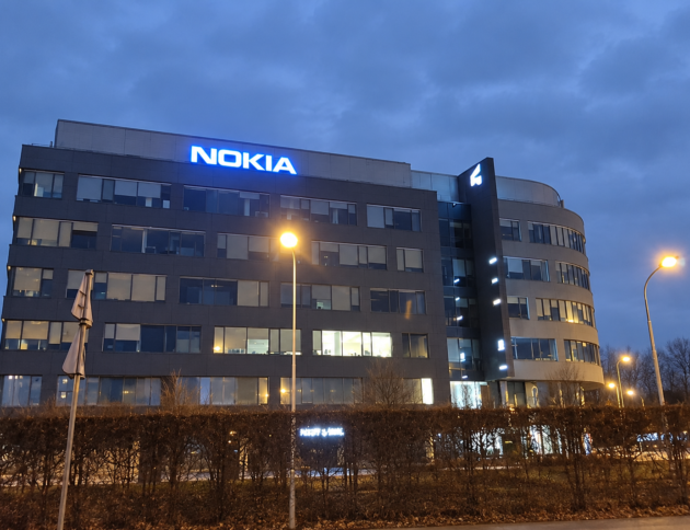 Biurowiec Nokia o świcie. Nokia planuje zwolnić około 252 osoby w Polsce. Związkowa Alternatywa zarzuca firmie łamanie prawa pracy. UOKiK nadal prowadzi postępowanie. Fot: Fakty Plus