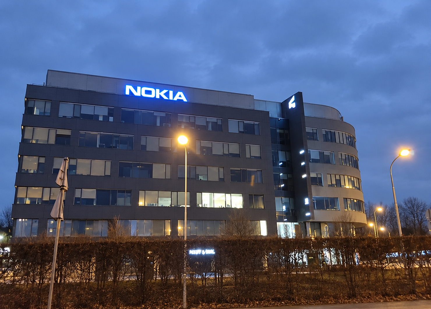 Biurowiec Nokia o świcie. Nokia planuje zwolnić około 252 osoby w Polsce. Związkowa Alternatywa zarzuca firmie łamanie prawa pracy. UOKiK nadal prowadzi postępowanie. Fot: Fakty Plus
