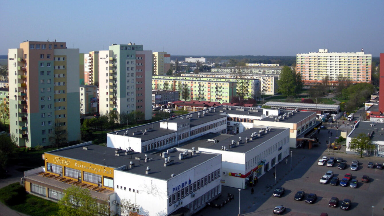 Ogrzewanie w blokach od 2027 roku. Sprawdź opłaty przy zakręconych grzejnikach, nowe zasady odczytu ciepła i koszty wymiany podzielników. Na zdjęciu osiedle bloków z wielkiej płyty w Bydgoszczy. Fot. :Przemysław Jahr / Wikimedia Commons – Praca własna, Domena publiczna