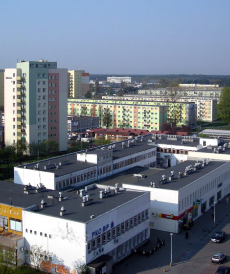 Ogrzewanie w blokach od 2027 roku. Sprawdź opłaty przy zakręconych grzejnikach, nowe zasady odczytu ciepła i koszty wymiany podzielników. Na zdjęciu osiedle bloków z wielkiej płyty w Bydgoszczy. Fot. :Przemysław Jahr / Wikimedia Commons – Praca własna, Domena publiczna