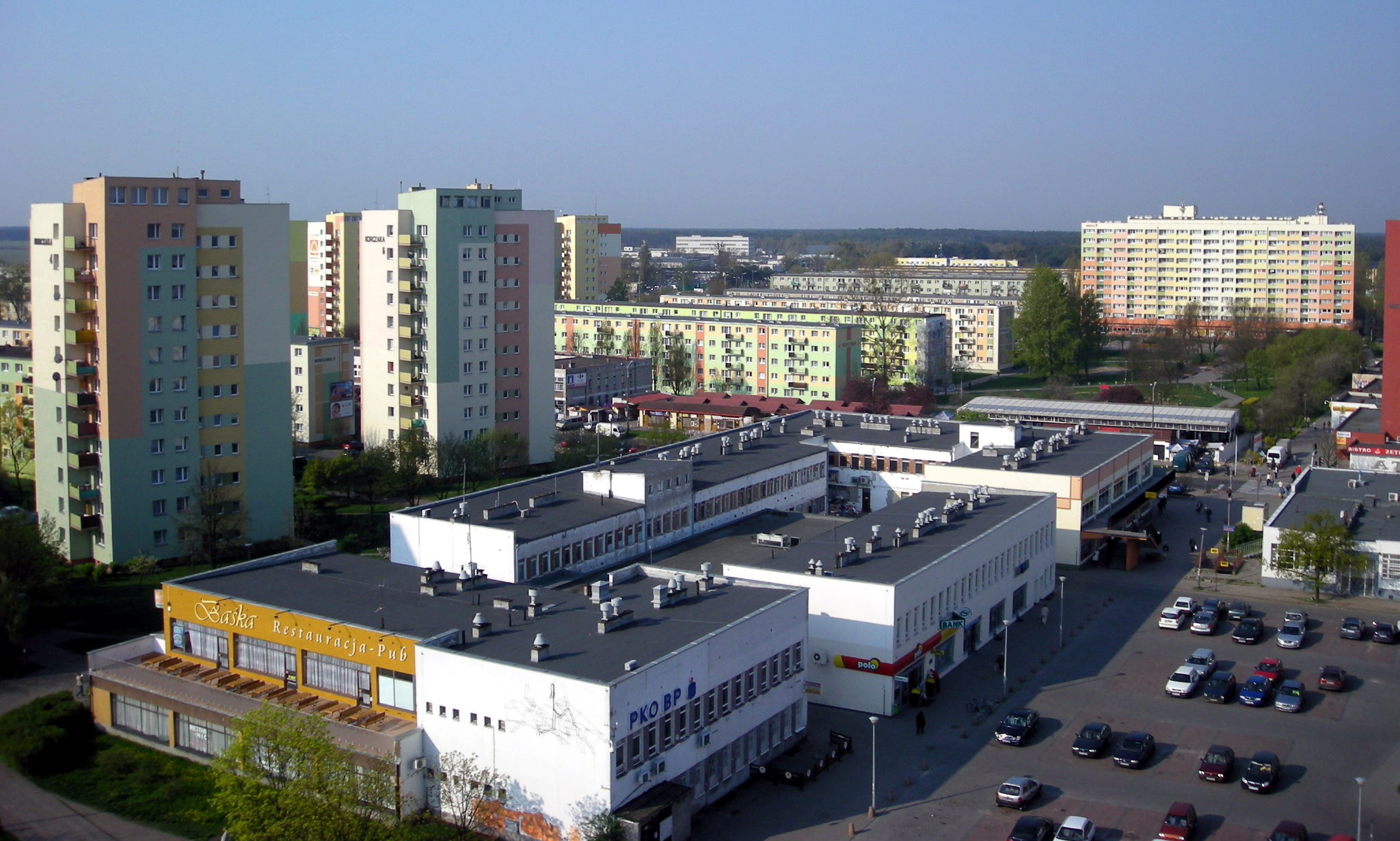 Ogrzewanie w blokach od 2027 roku. Sprawdź opłaty przy zakręconych grzejnikach, nowe zasady odczytu ciepła i koszty wymiany podzielników. Na zdjęciu osiedle bloków z wielkiej płyty w Bydgoszczy. Fot. :Przemysław Jahr / Wikimedia Commons – Praca własna, Domena publiczna