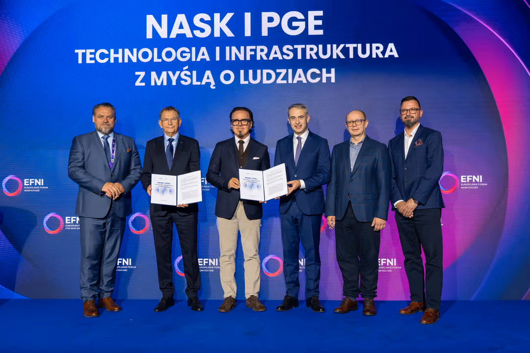 NASK i PGE rozpoczynają współpracę przy budowie centrów danych, których ciepło będzie wykorzystywane do ogrzewania domów. Na zdjęciu m.in. Radosław Nielek, Dariusz Lubera, Krzysztof Gawkowski i Wojciech Balczun. Źródło: NASK
