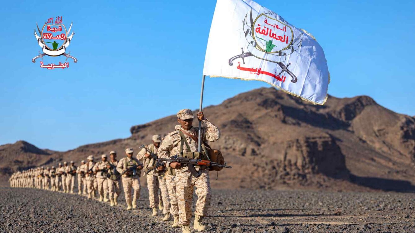 Koalicja wspierana przez Arabię Saudyjską odbija pozycje Huti nad Bab al-Mandab. Walki wpływają na żeglugę i ceny ropy. Źródło: Southern Giants Brigades Media Center