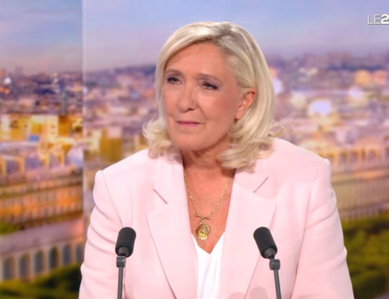 Marine Le Pen w TF1. Marine Le Pen chce neutralności klimatycznej, podatku węglowego i nowych zasad składek do UE. Dlaczego jej propozycje mogą być niekorzystne dla Polski? Źródło: TF1 na uoutube.com