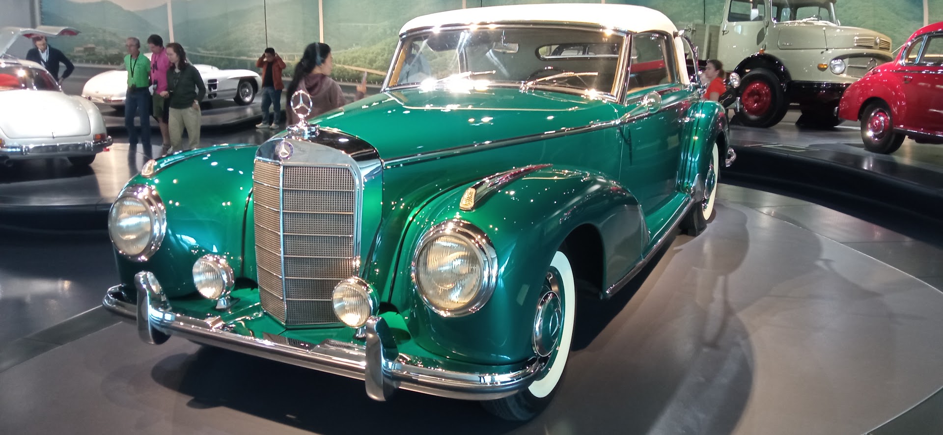 Mercedes Museum Stuttgart. Stary samochód lub traktor bez żadnych dokumentów? Sprawdź, jak udowodnić własność, zarejestrować pojazd zabytkowy i zdobyć żółte tablice. fot: Rafał Bernasiński