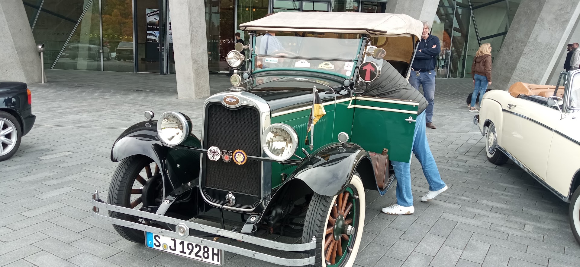 Mercedes Museum Stuttgart. Stary samochód lub traktor bez żadnych dokumentów? Sprawdź, jak udowodnić własność, zarejestrować pojazd zabytkowy i zdobyć żółte tablice. fot: Rafał Bernasiński