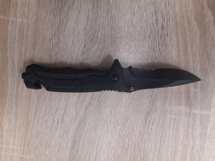 Policjanci z Józefowa zatrzymali 14-latka, który planował przynieść do szkoły nóż.