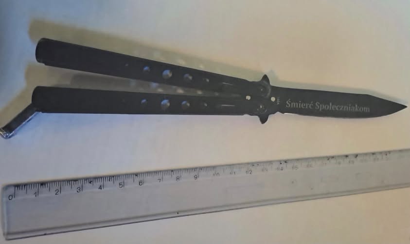 Policjanci z Mokotowa niezwłocznie po otrzymaniu informacji o zagrożeniu bezpieczeństwa zatrzymali na terenie szkoły 14-latka, który posiadał nóż z ukrytym ostrzem. Nastolatek miał przy sobie także 11 petard hukowych. 