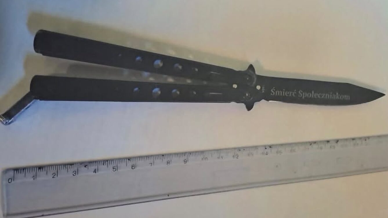 Policjanci z Mokotowa niezwłocznie po otrzymaniu informacji o zagrożeniu bezpieczeństwa zatrzymali na terenie szkoły 14-latka, który posiadał nóż z ukrytym ostrzem. Nastolatek miał przy sobie także 11 petard hukowych.
