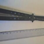 Policjanci z Mokotowa niezwłocznie po otrzymaniu informacji o zagrożeniu bezpieczeństwa zatrzymali na terenie szkoły 14-latka, który posiadał nóż z ukrytym ostrzem. Nastolatek miał przy sobie także 11 petard hukowych.