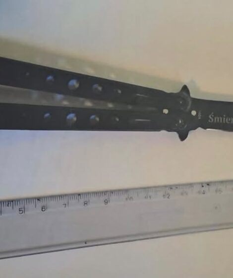 Policjanci z Mokotowa niezwłocznie po otrzymaniu informacji o zagrożeniu bezpieczeństwa zatrzymali na terenie szkoły 14-latka, który posiadał nóż z ukrytym ostrzem. Nastolatek miał przy sobie także 11 petard hukowych.