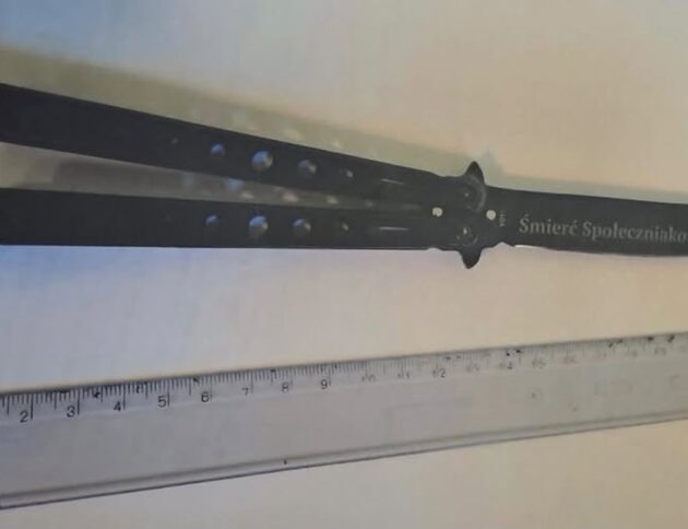 Policjanci z Mokotowa niezwłocznie po otrzymaniu informacji o zagrożeniu bezpieczeństwa zatrzymali na terenie szkoły 14-latka, który posiadał nóż z ukrytym ostrzem. Nastolatek miał przy sobie także 11 petard hukowych.