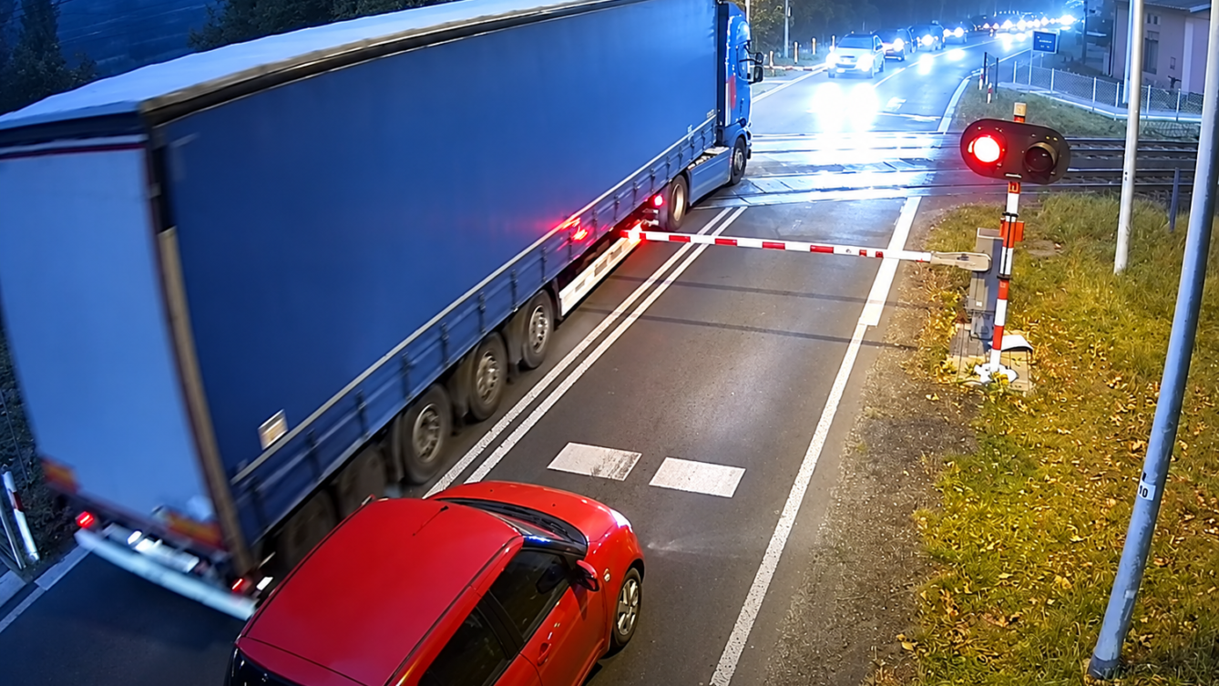 TIR wjechał na zamknięty przejazd na czerwonym świetle. Pociąg nadjechał 17 sekund później. Policja zatrzymała kierowcę. Sprawa trafiła do sądu.  źródło: bezpieczny-przejazd.pl