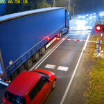 TIR wjechał na zamknięty przejazd na czerwonym świetle. Pociąg nadjechał 17 sekund później. Policja zatrzymała kierowcę. Sprawa trafiła do sądu. źródło: bezpieczny-przejazd.pl