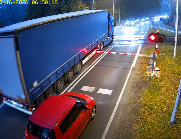 TIR wjechał na zamknięty przejazd na czerwonym świetle. Pociąg nadjechał 17 sekund później. Policja zatrzymała kierowcę. Sprawa trafiła do sądu. źródło: bezpieczny-przejazd.pl