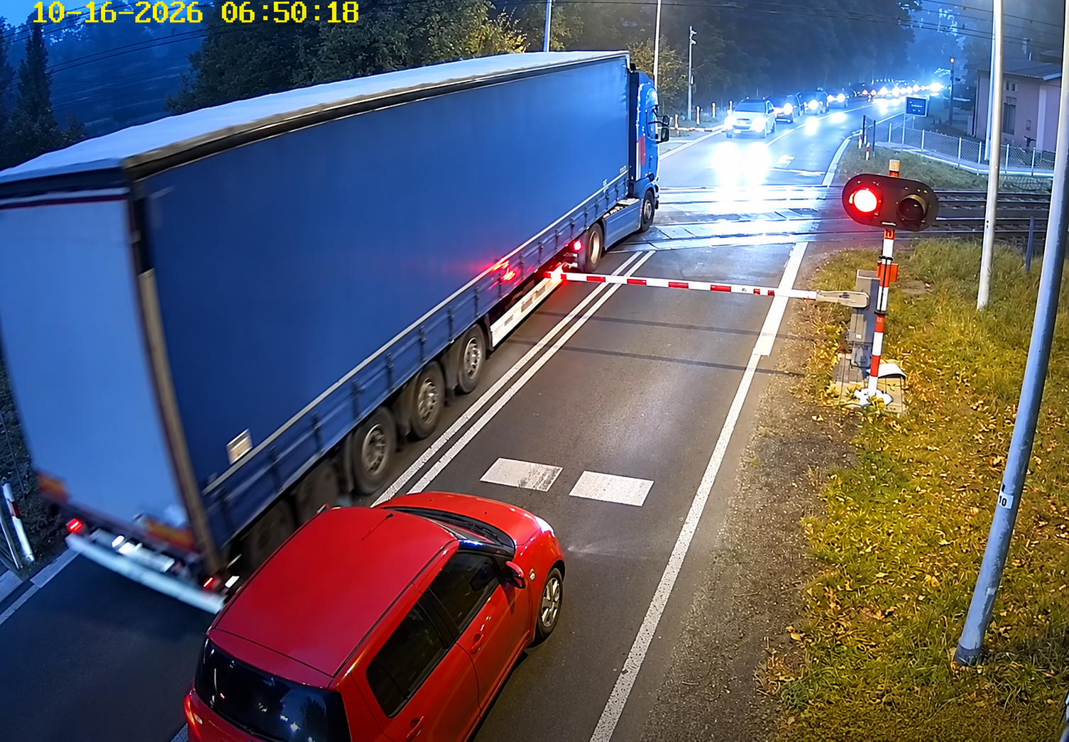 TIR wjechał na zamknięty przejazd na czerwonym świetle. Pociąg nadjechał 17 sekund później. Policja zatrzymała kierowcę. Sprawa trafiła do sądu. źródło: bezpieczny-przejazd.pl