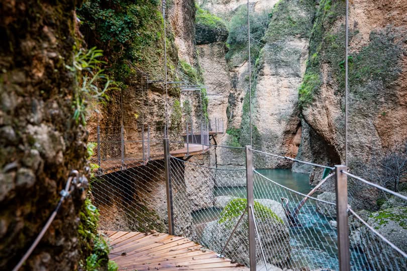 Ronda, Andaluzja. Nowy szlak El Tajo w Rondzie prowadzi pod Puente Nuevo i dnem potężnego wąwozu. Sprawdź trasę, ceny, godziny i atrakcje okolicy. fot: Excmo. Ayuntamiento de Ronda