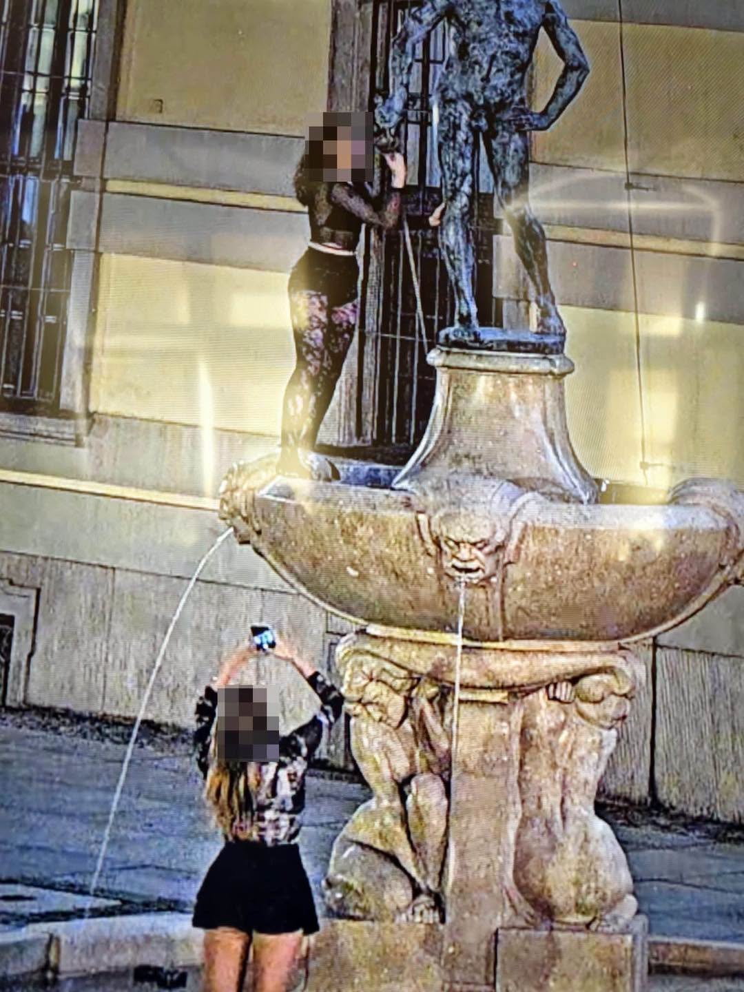 Próba kradzieży szpady z pomnika Szermierza we Wrocławiu. fot. UM Wrocław