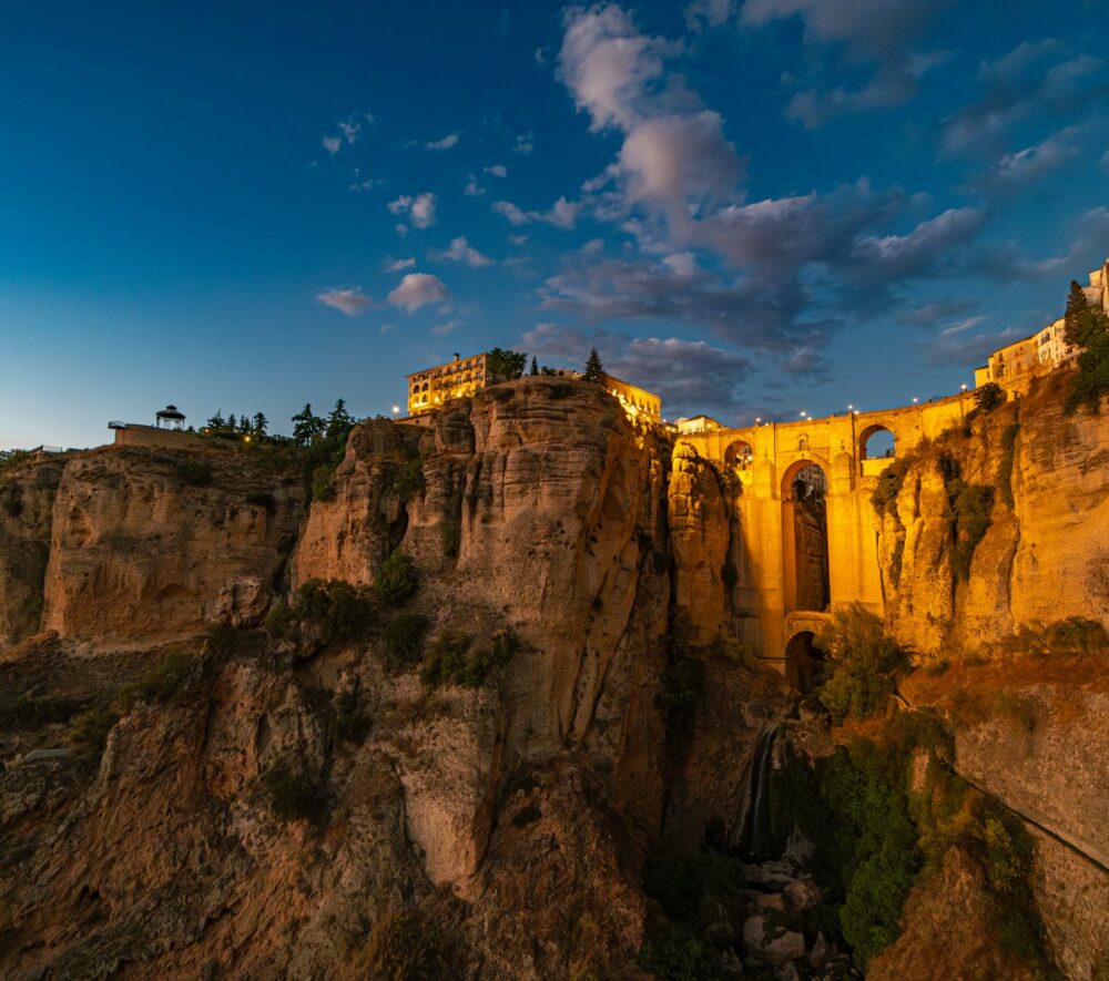 Ronda, Andaluzja. Nowy szlak El Tajo w Rondzie prowadzi pod Puente Nuevo i dnem potężnego wąwozu. Sprawdź trasę, ceny, godziny i atrakcje okolicy. fot: Valeriano G/Unsplash