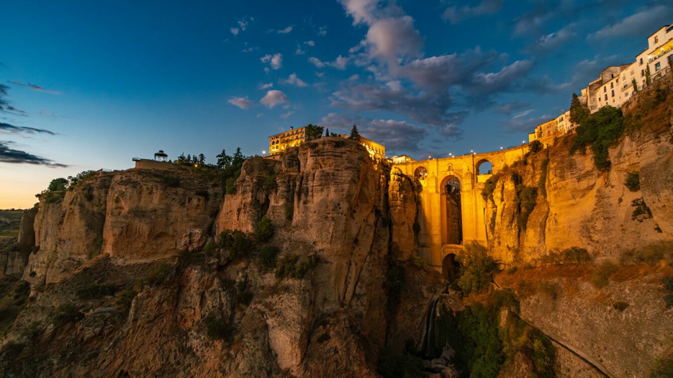 Ronda, Andaluzja. Nowy szlak El Tajo w Rondzie prowadzi pod Puente Nuevo i dnem potężnego wąwozu. Sprawdź trasę, ceny, godziny i atrakcje okolicy. fot:  Valeriano G/Unsplash