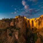 Ronda, Andaluzja. Nowy szlak El Tajo w Rondzie prowadzi pod Puente Nuevo i dnem potężnego wąwozu. Sprawdź trasę, ceny, godziny i atrakcje okolicy. fot: Valeriano G/Unsplash