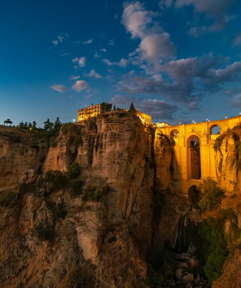 Ronda, Andaluzja. Nowy szlak El Tajo w Rondzie prowadzi pod Puente Nuevo i dnem potężnego wąwozu. Sprawdź trasę, ceny, godziny i atrakcje okolicy. fot: Valeriano G/Unsplash
