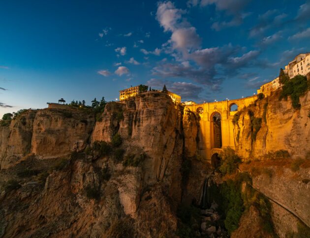 Ronda, Andaluzja. Nowy szlak El Tajo w Rondzie prowadzi pod Puente Nuevo i dnem potężnego wąwozu. Sprawdź trasę, ceny, godziny i atrakcje okolicy. fot: Valeriano G/Unsplash