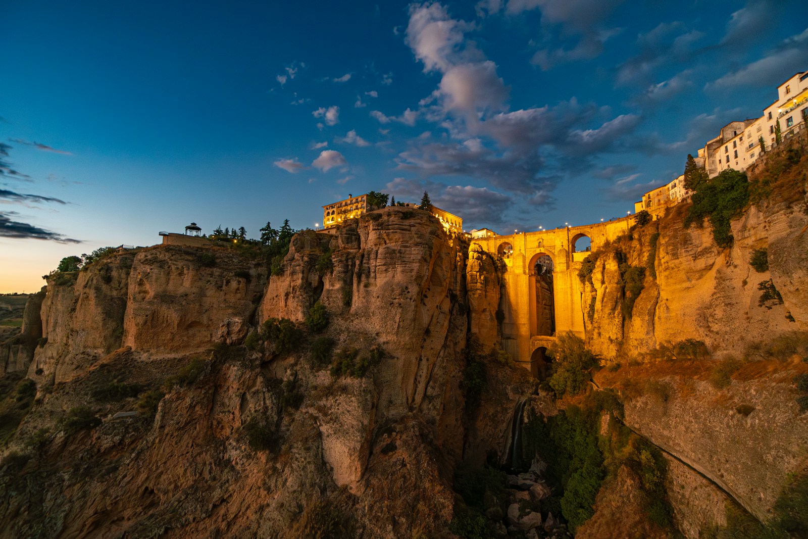 Ronda, Andaluzja. Nowy szlak El Tajo w Rondzie prowadzi pod Puente Nuevo i dnem potężnego wąwozu. Sprawdź trasę, ceny, godziny i atrakcje okolicy. fot: Valeriano G/Unsplash