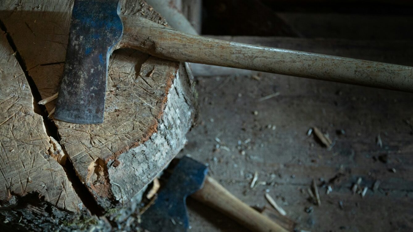 Ksiądz z Przypek zabił bezdomnego przyjaciela siekierą i podpalił go. Ruszył proces Mirosława M. Anatol C. żył podczas podpalenia. fot: Christian Kielberg/Unsplash