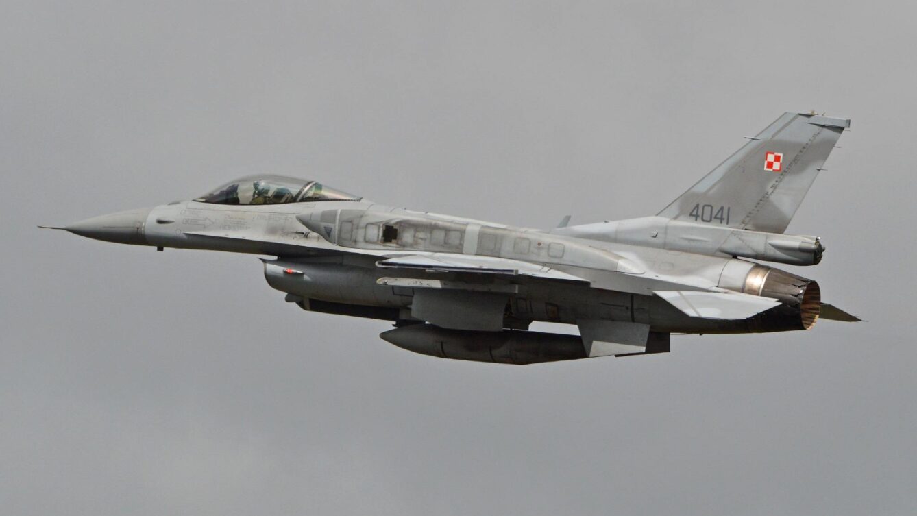 F-16. Polska zmienia zasady użycia uzbrojenia. Pilot nie będzie musiał wzrokowo potwierdzać rosyjskiego samolotu, śmigłowca, drona lub rakiety.Autorstwa Alan Wilson – https://www.flickr.com/photos/ajw1970/14552278424/, CC BY-SA 2.0