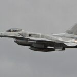 F-16. Polska zmienia zasady użycia uzbrojenia. Pilot nie będzie musiał wzrokowo potwierdzać rosyjskiego samolotu, śmigłowca, drona lub rakiety.Autorstwa Alan Wilson – https://www.flickr.com/photos/ajw1970/14552278424/, CC BY-SA 2.0